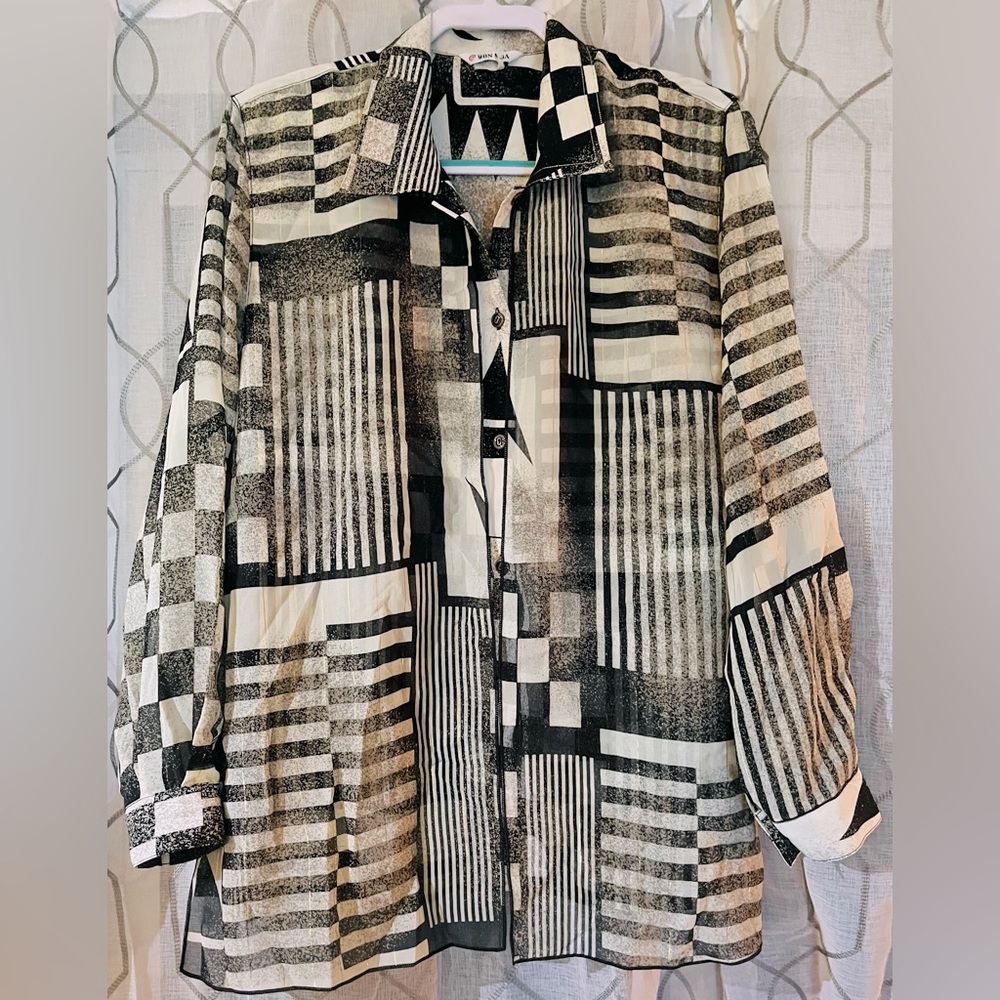 Oversized blouse, pit to pit is 22”, however, the tag is ripped half off.